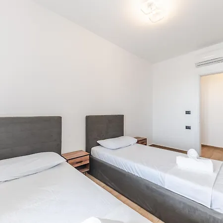 Hill Side By Ps Apartment *